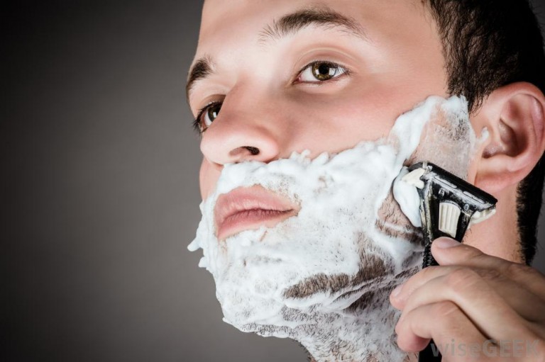 Bí quyết cạo râu cho đàn ông mặt mụn