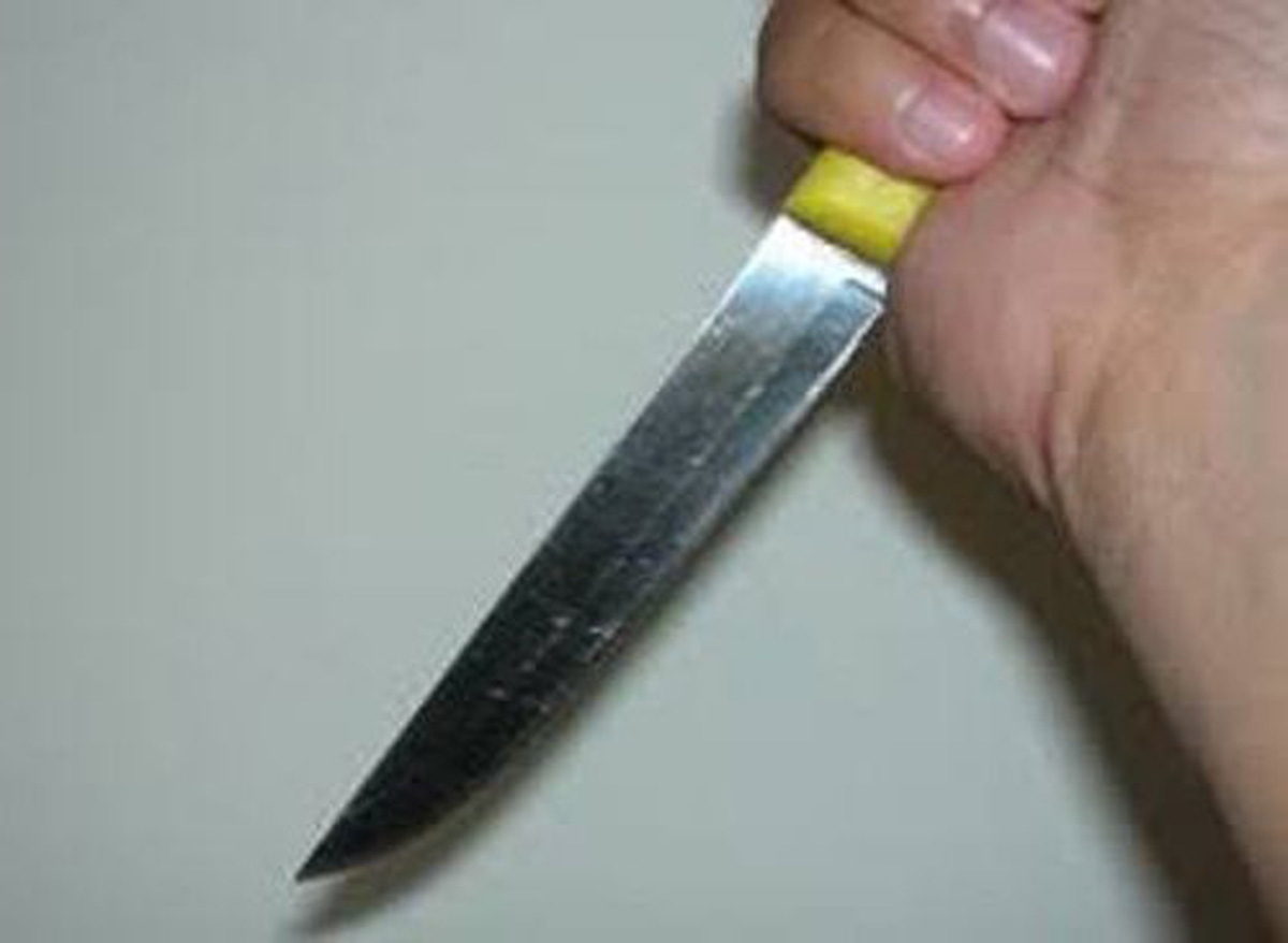 Lưỡi dao dài 12 cm nằm tận 4 năm ở lưng thanh niên