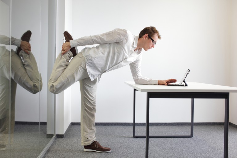 5 bài tập thể dục đơn giản tại văn phòng