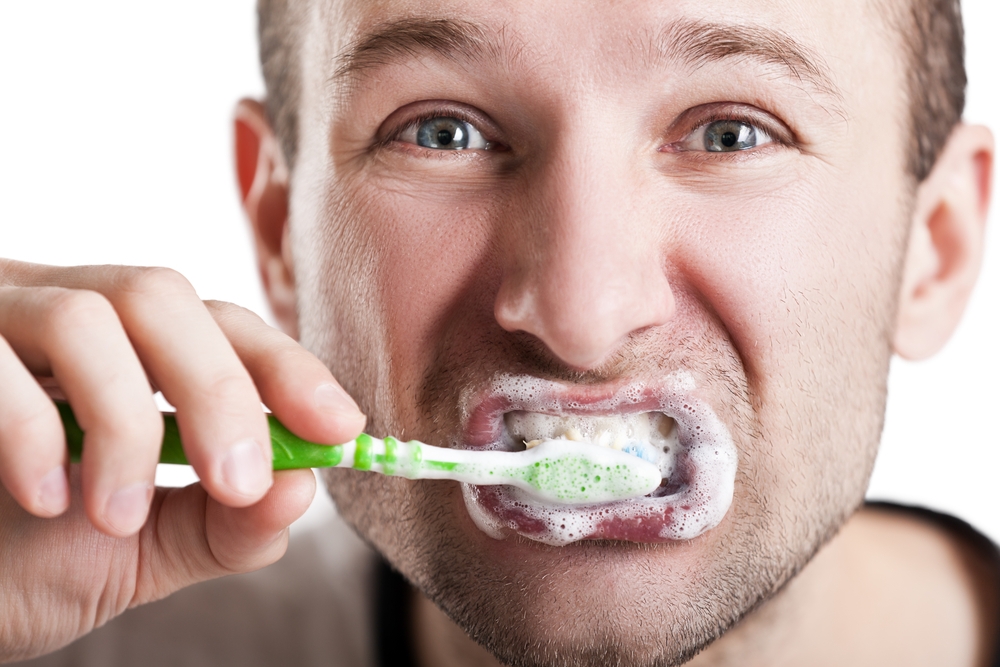 Tác hại không ngờ của việc không đánh răng trước khi đi ngủ.