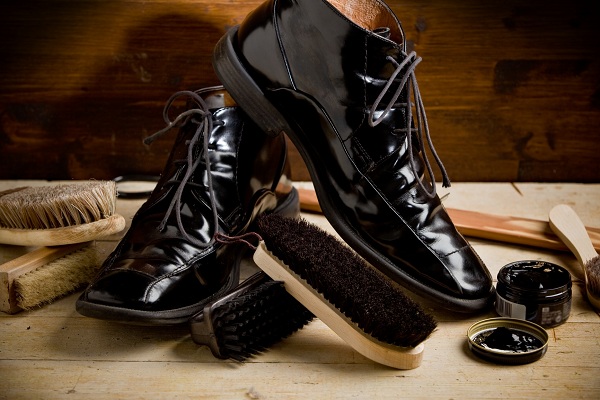 6 Cách làm mới giày da tại nhà