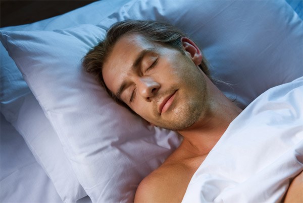 Tư thế ngủ ảnh hưởng khả năng tình dục nam giới